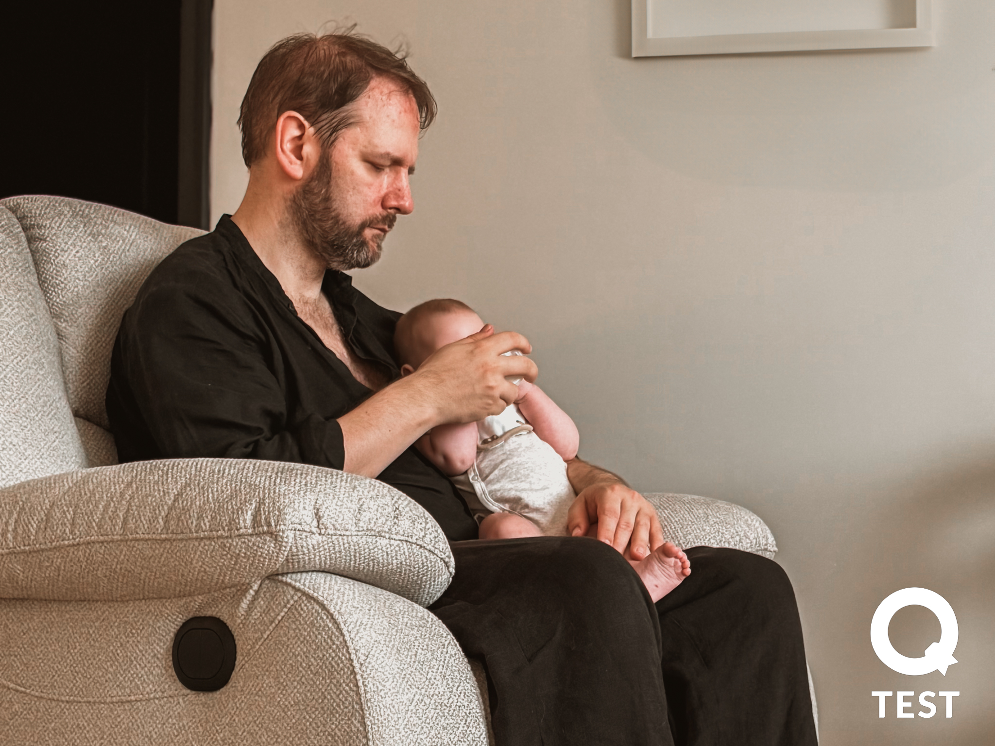 Karmienie dziecka na fotelu